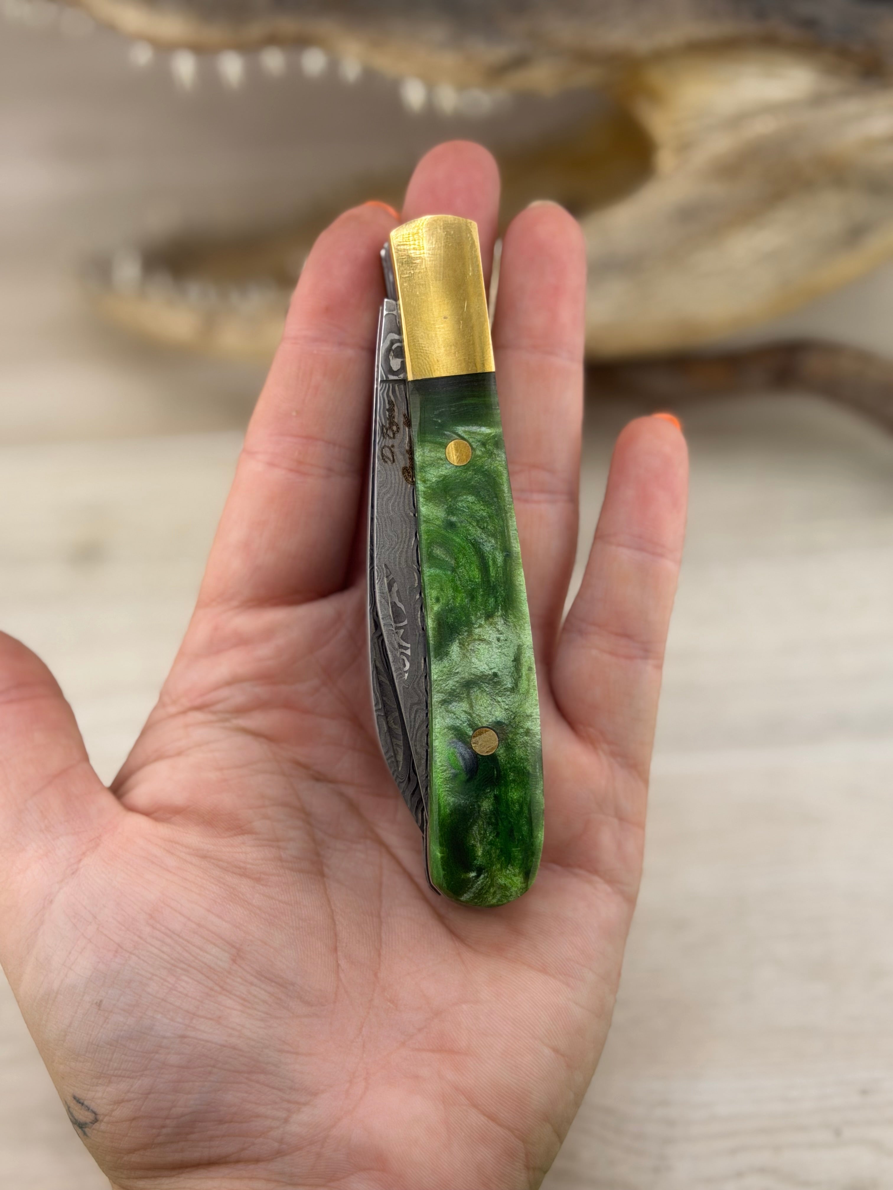 San Mi Damascus Trapper – Green/Silver Swirl Resin
