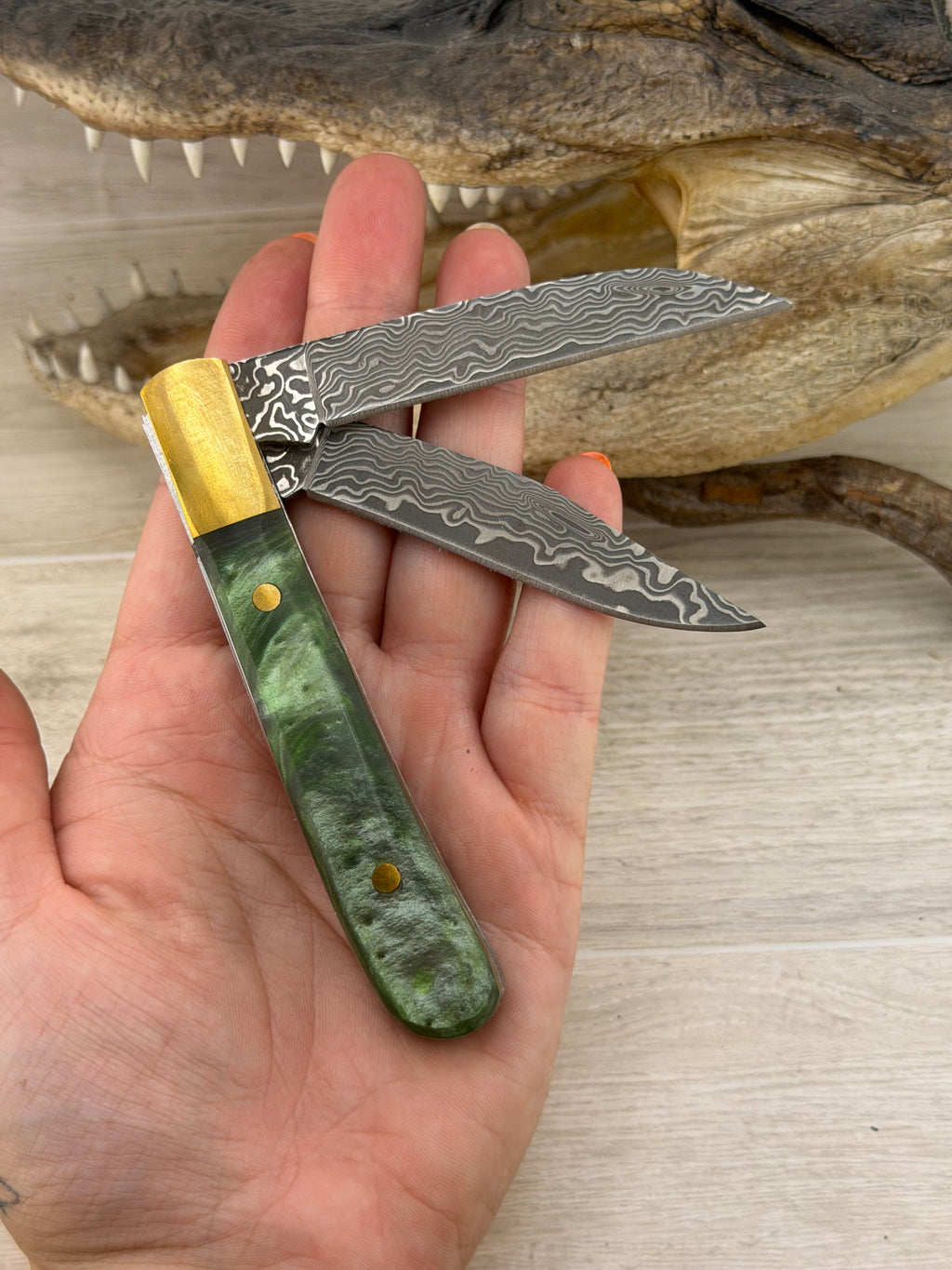 San Mi Damascus Trapper – Green/Silver Swirl Resin