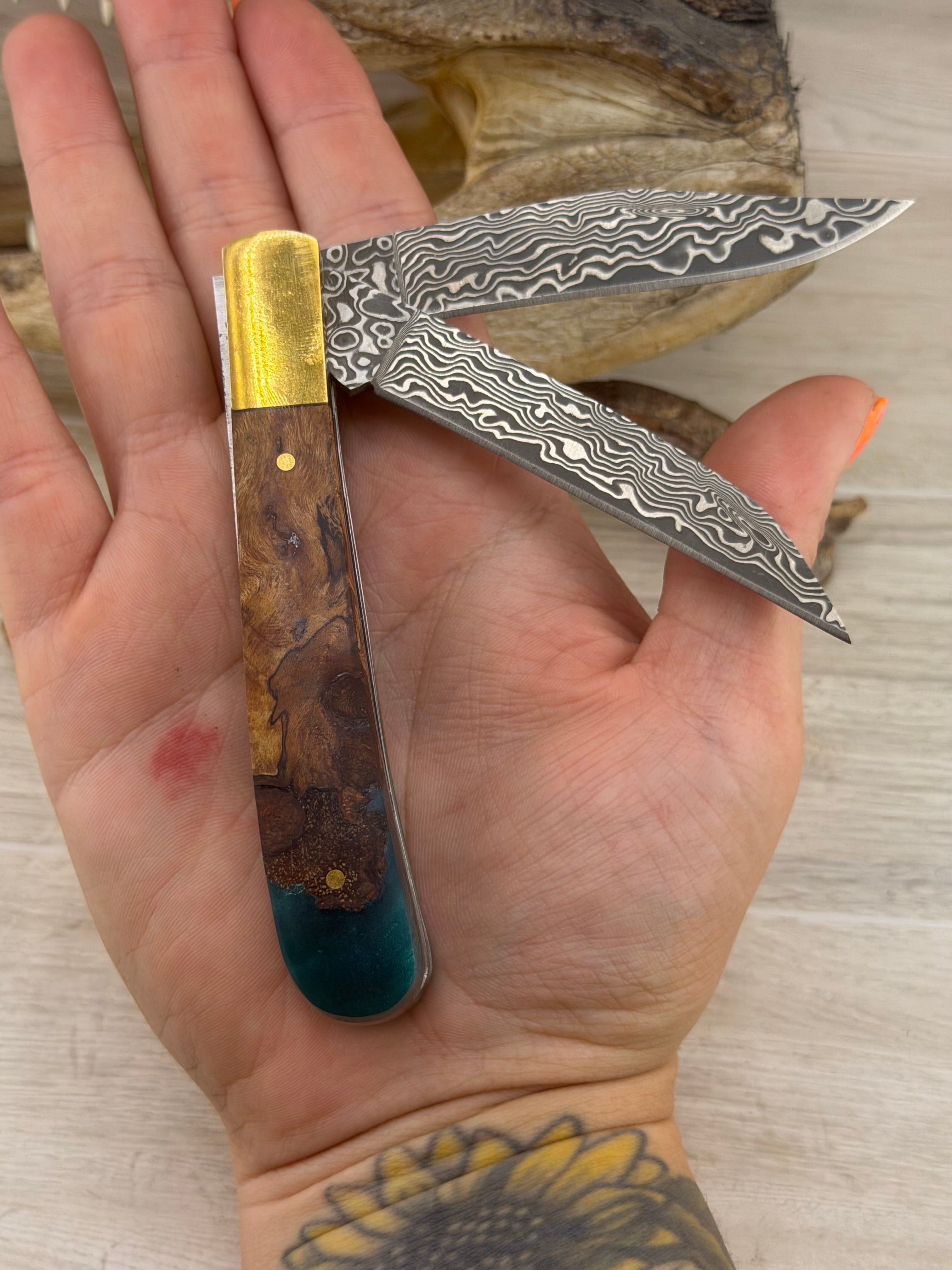 San Mi Damascus Trapper – Maple Burl & Teal Resin