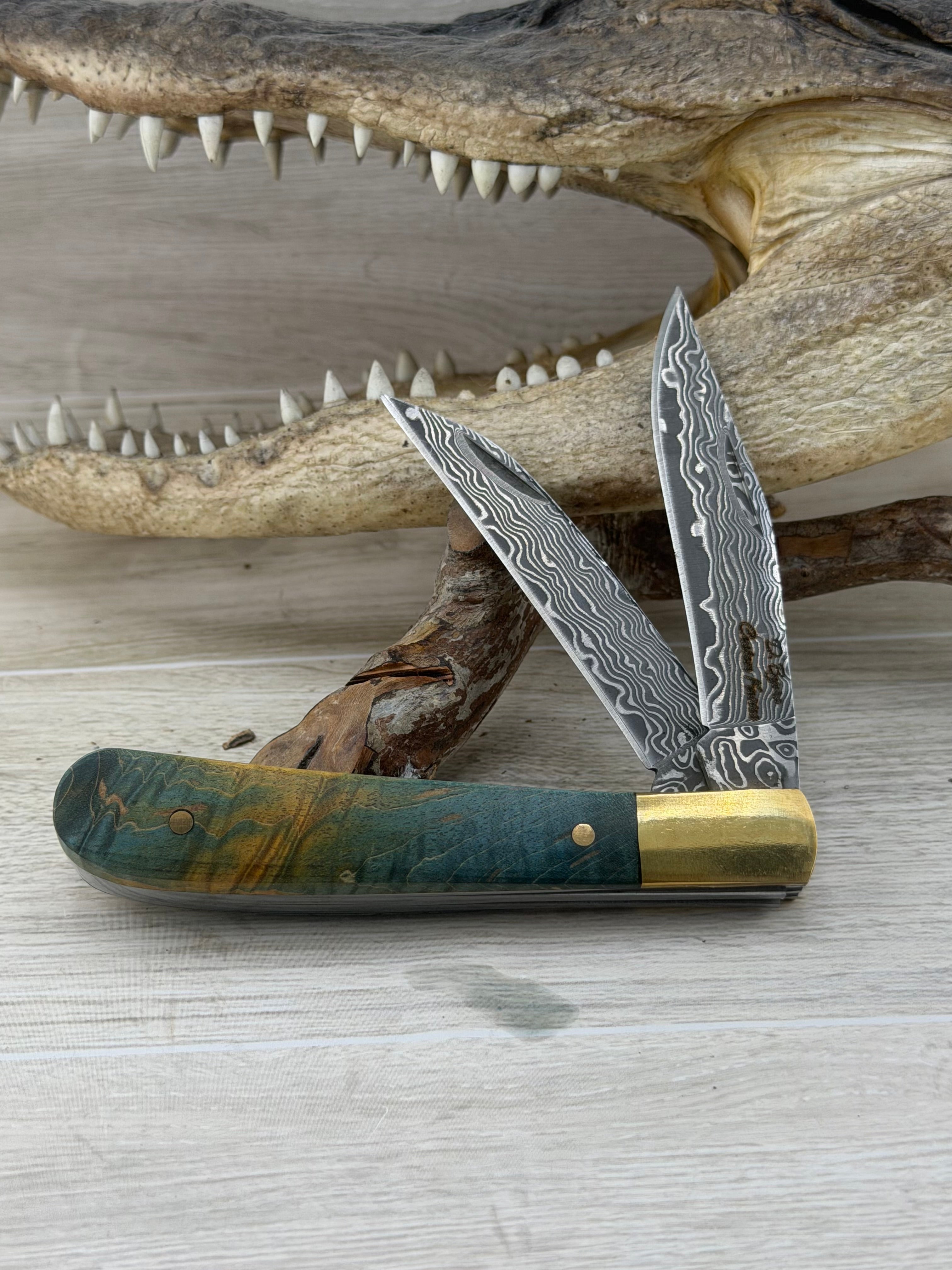 San Mi Damascus Trapper – Blue Dyed Maple Burl