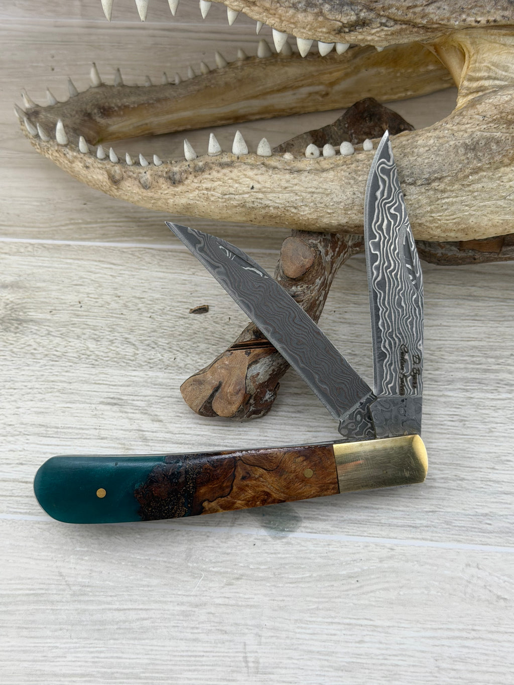 San Mi Damascus Trapper – Maple Burl & Teal Resin