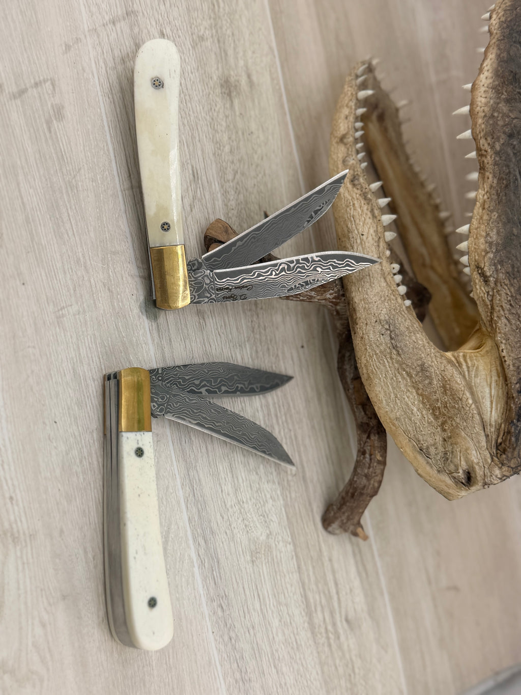 San Mi Damascus Trapper – Bleached Camel Bone