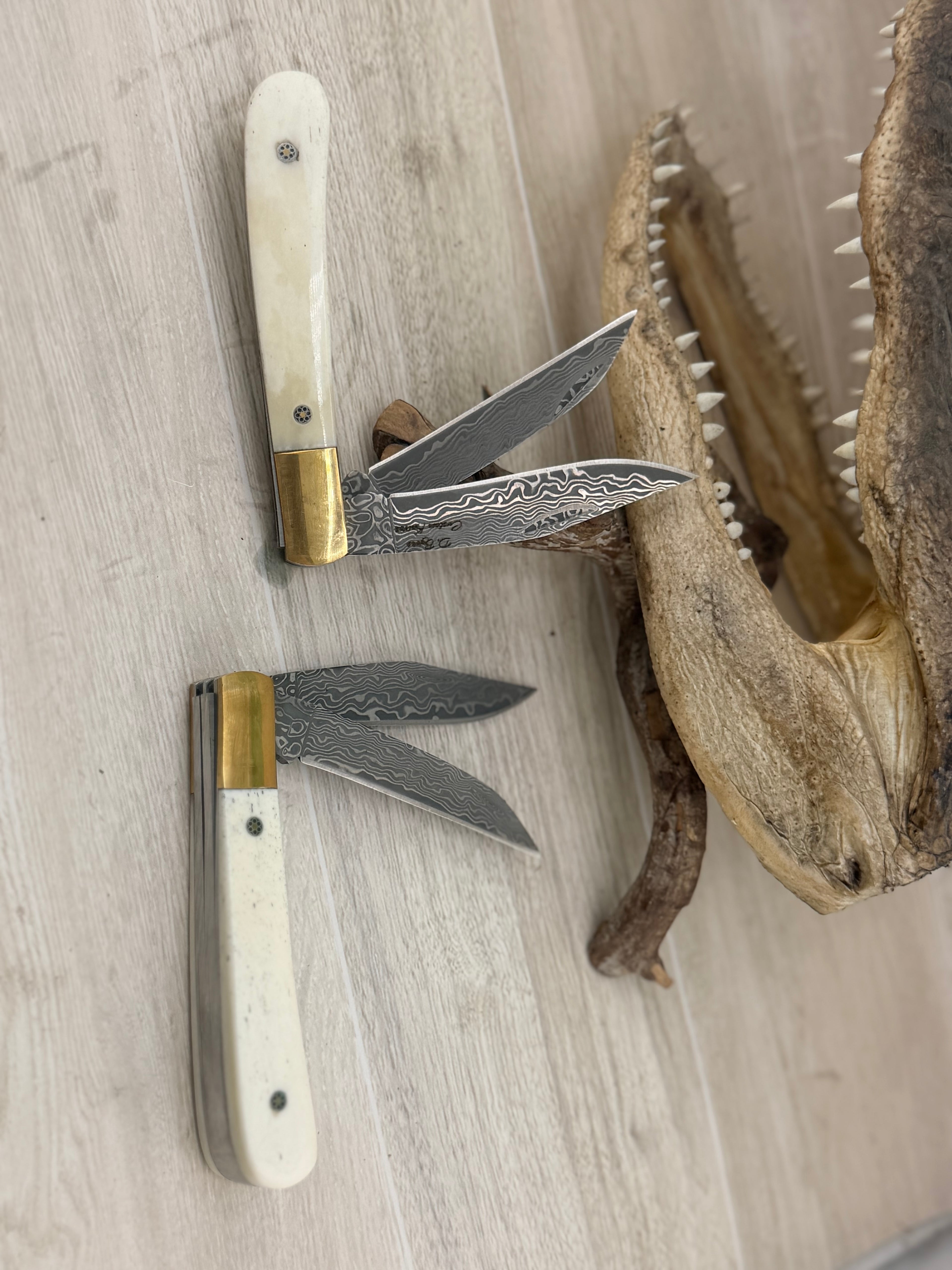 San Mi Damascus Trapper – Bleached Camel Bone