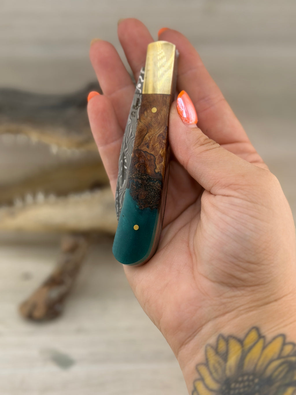 San Mi Damascus Trapper – Maple Burl & Teal Resin