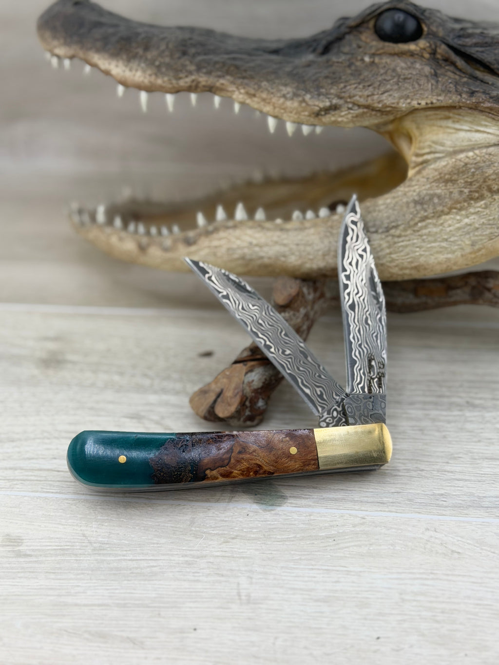 San Mi Damascus Trapper – Maple Burl & Teal Resin