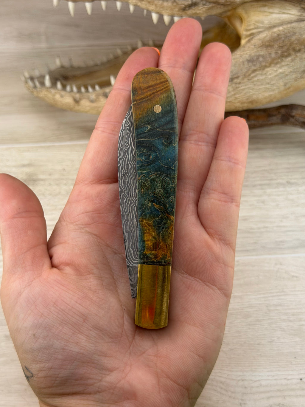 San Mi Damascus Trapper – Blue Dyed Maple Burl