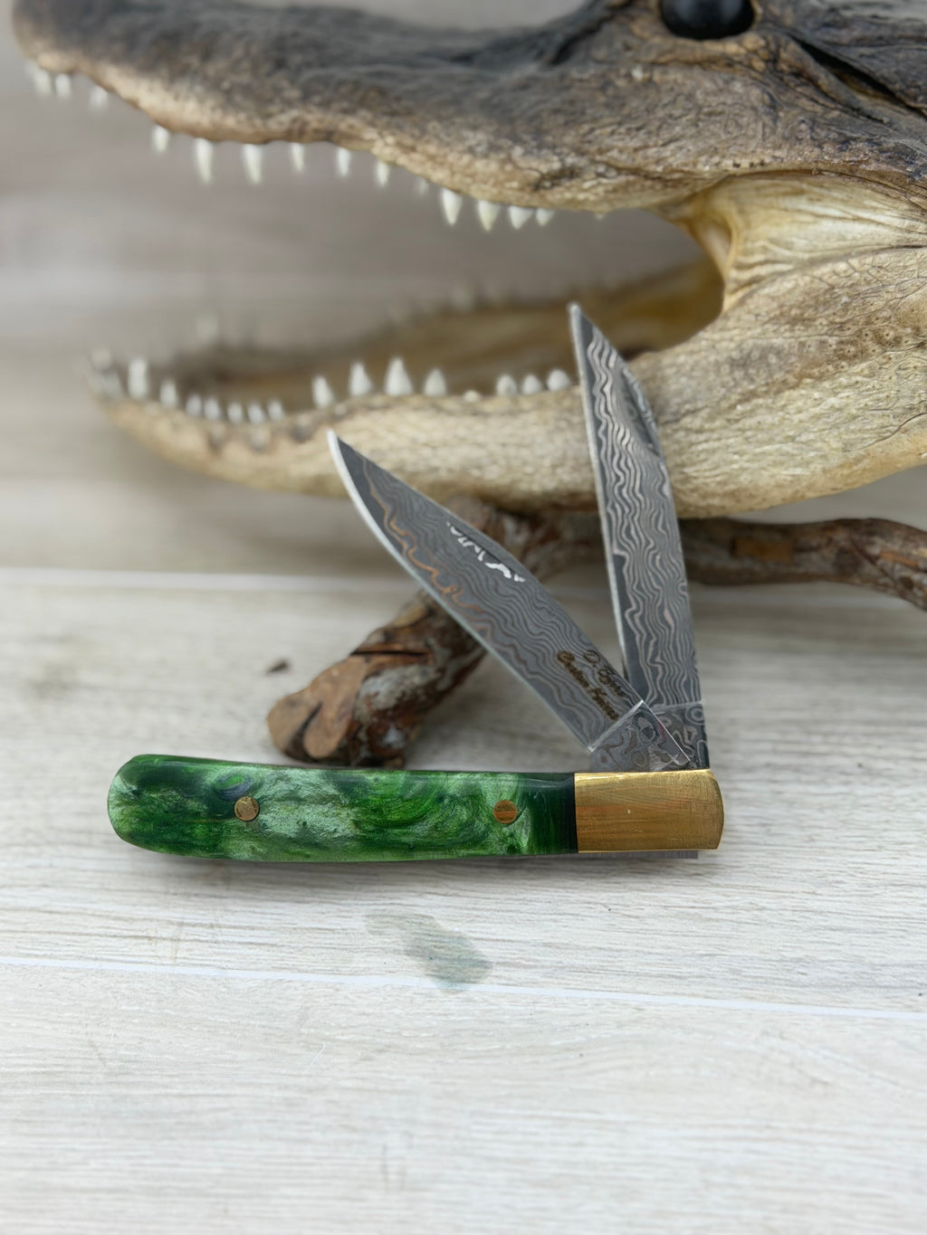 San Mi Damascus Trapper – Green/Silver Swirl Resin